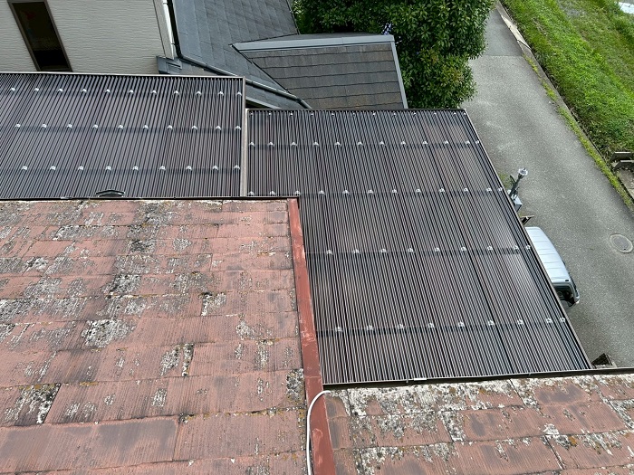 西宮市で2階ベランダ屋根の波板をポリカ波板へ張り替えた後の様子