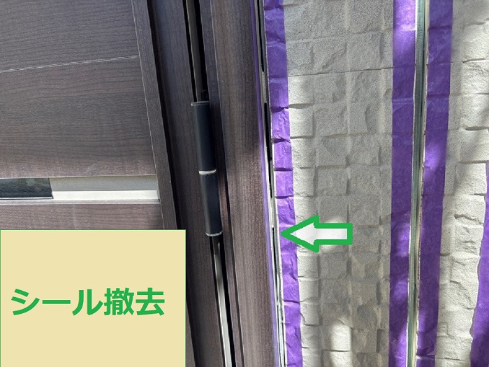 西宮市で外壁窯業サイディングの目地建具廻りのシール打ち替えを行う現場でシール撤去