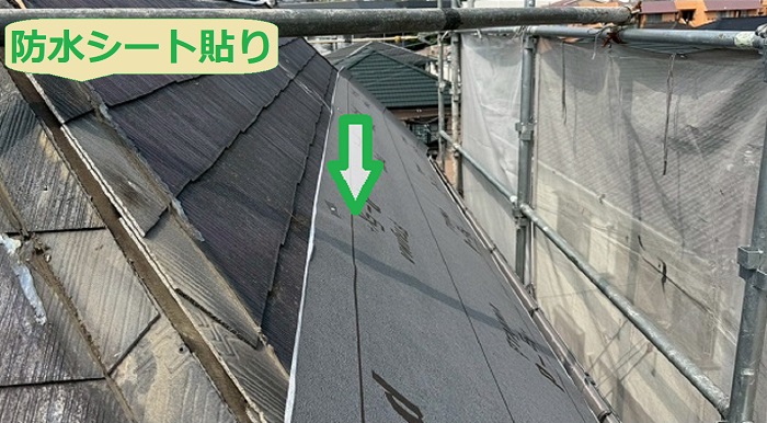 神戸市長田区で3階建てマンサードの屋根重ね葺き工事を行う現場で防水シート貼り