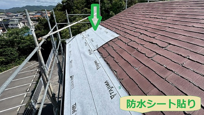 神戸市北区でニチハ製スレートへ重ね葺き工事を行う現場で防水シート貼り