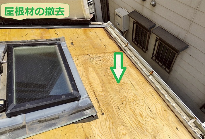 伊丹市で富士スレートのフレンチを使用して屋根貼り替えを行う現場で屋根材撤去