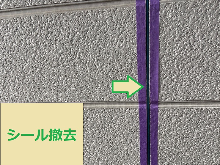 小野市で外壁窯業サイディングの目地建具廻りのシーリングを打ち替える現場でシール撤去