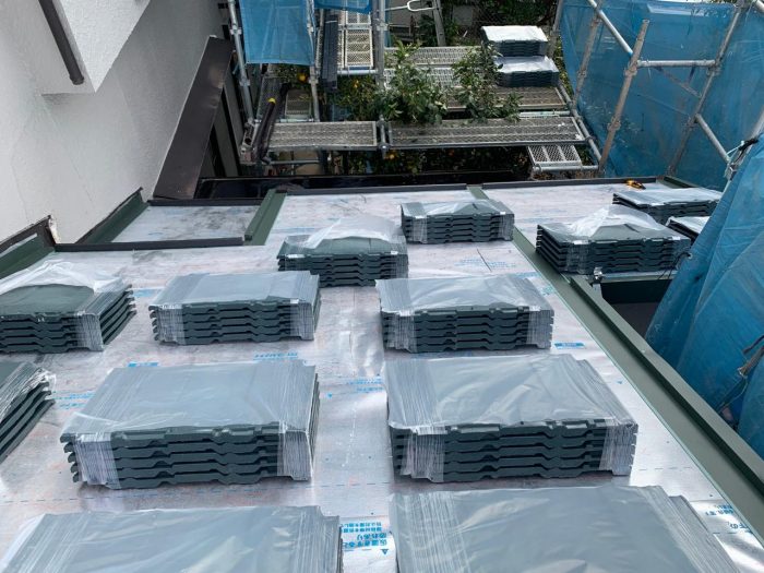 下屋根に配っている屋根材