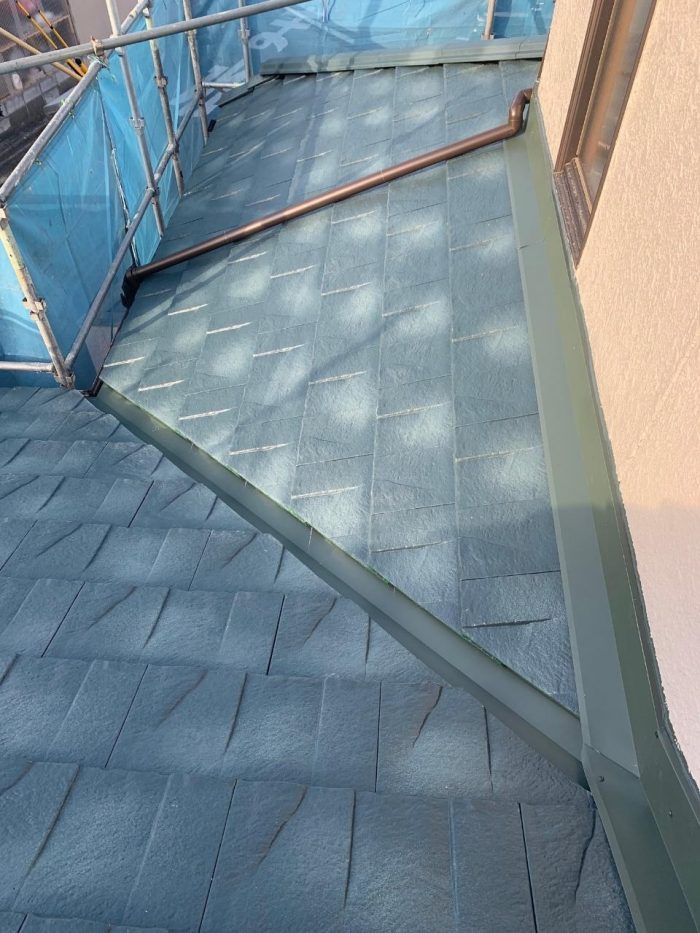 下屋根の谷の収まりの様子