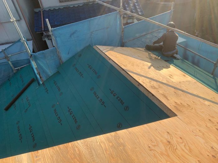 防水シートを貼っている様子