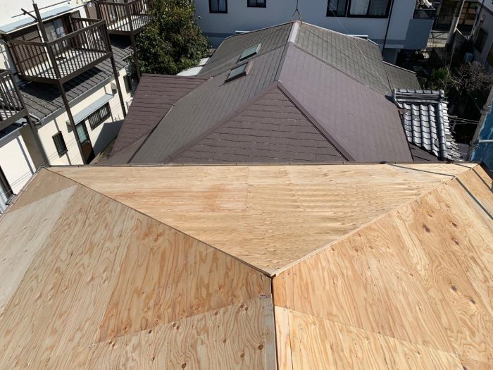 下地用合板を貼っている様子