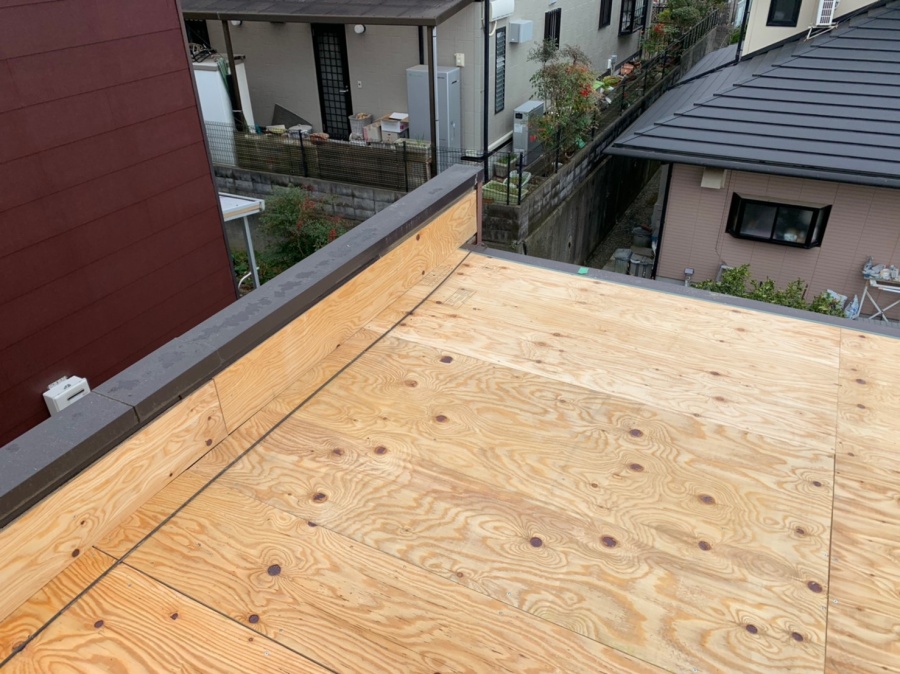 パラペットに下地用合板を貼っている様子