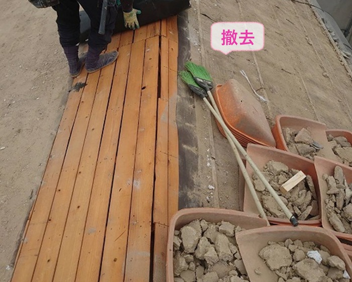 芦屋市で軽量屋根材へ葺き替える工事で既存の古い瓦屋根を撤去している様子