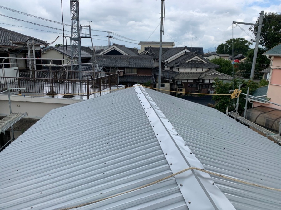 棟板金を取り付けた様子