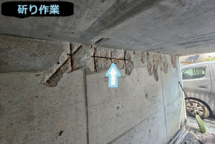 三木市でガレージ内部の天井修理として軽量モルタルを使用する現場で斫り作業