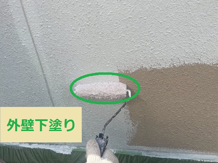 高砂市で外壁塗り替えでサイディングに日本ペイントを使用する現場で下塗り