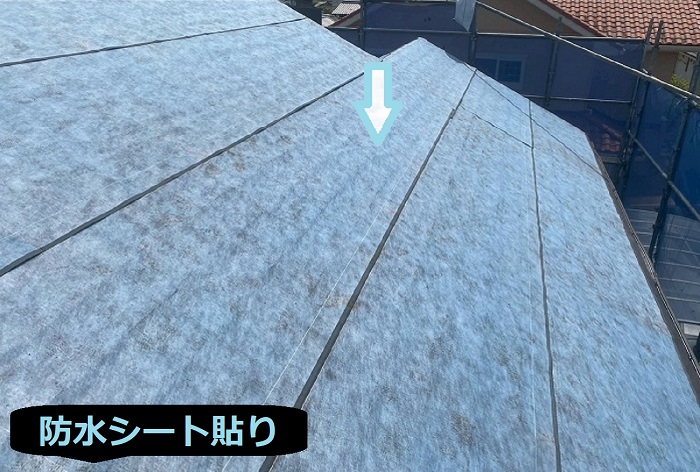 加古川市で施工面積１２５㎡の屋根カバー工法ソーラーパネル有の現場で防水シート貼り