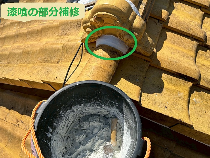 伊丹市で切妻瓦屋根に足場なしでラバーロック工法する現場で漆喰の部分補修