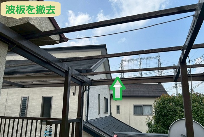 西宮市でステンレスビスを用いて波板交換を行う現場で波板撤去