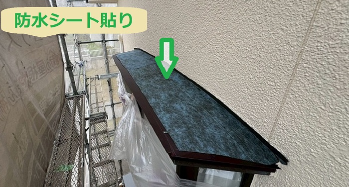 三木市で出窓上の板金にガルバリウム鋼板を増し貼りする現場で防水シート貼り