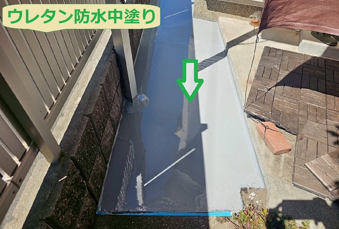 明石市でガレージ上の防水工事としてサラセーヌを使用する現場でウレタン中塗り