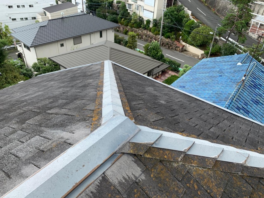 １部寄棟になっている棟板金の様子