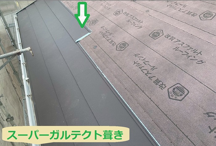 神戸市長田区で面積51㎡の切妻棟違いの屋根カバー工法を行う現場でスーパーガルテクト葺き