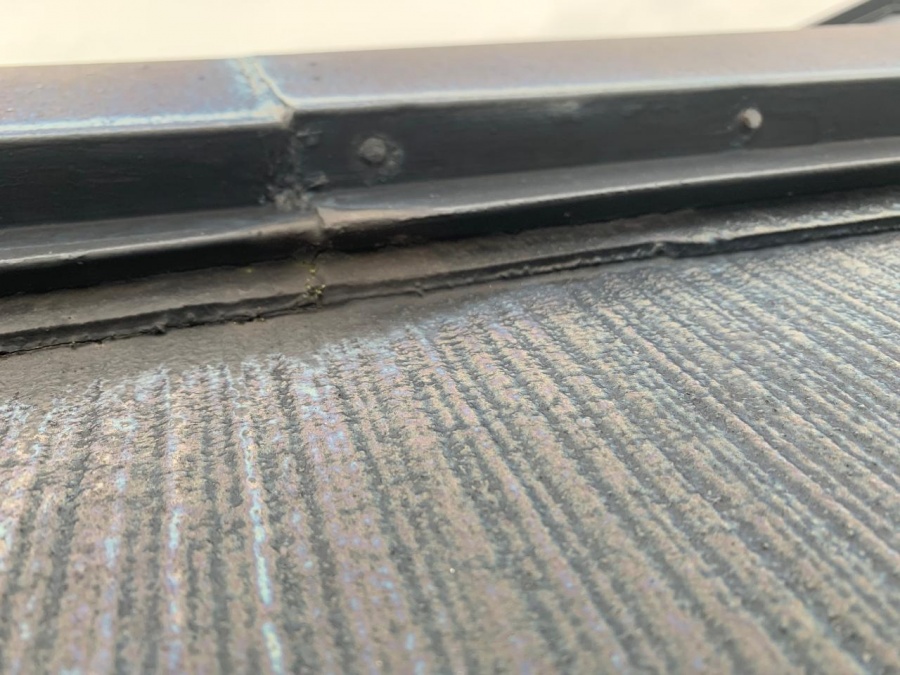 棟板金が浮き上がっている様子