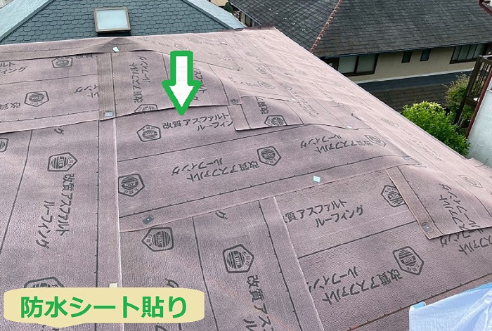 川西市で面積59㎡、寄棟、差し棟仕様の屋根カバー工事を行う現場で防水シート貼り