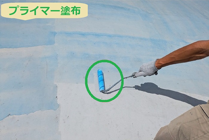 加古郡播磨町で鉄骨造戸建ての陸屋根防水工事としてウレタン防水密着工法を行う現場でプライマー塗布