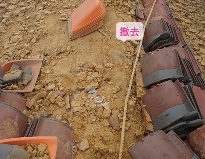 瓦屋根の軽量化リフォームで既存の陶器瓦を撤去している様子