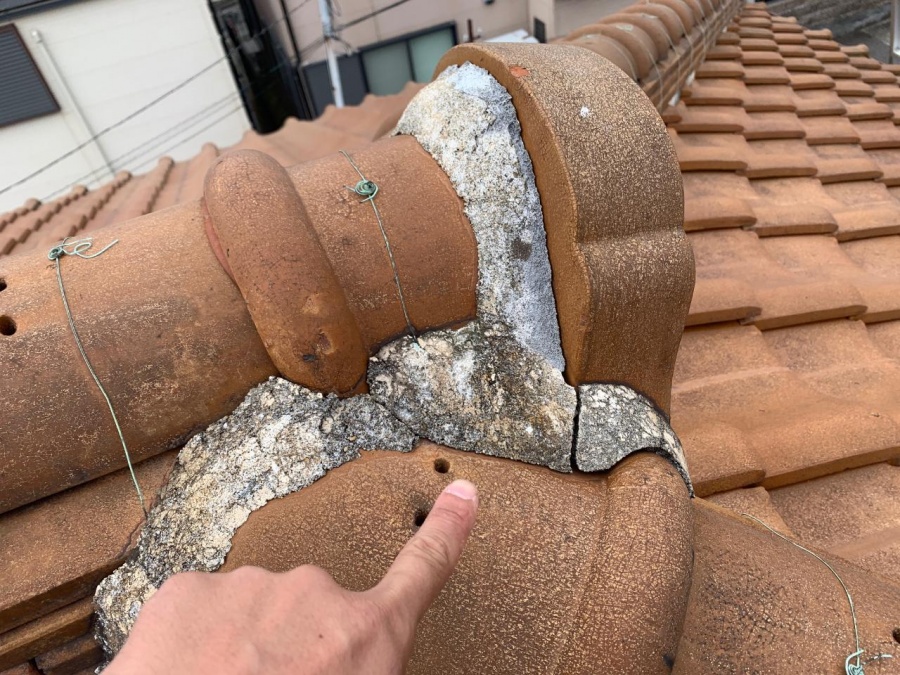 漆喰が割れている様子