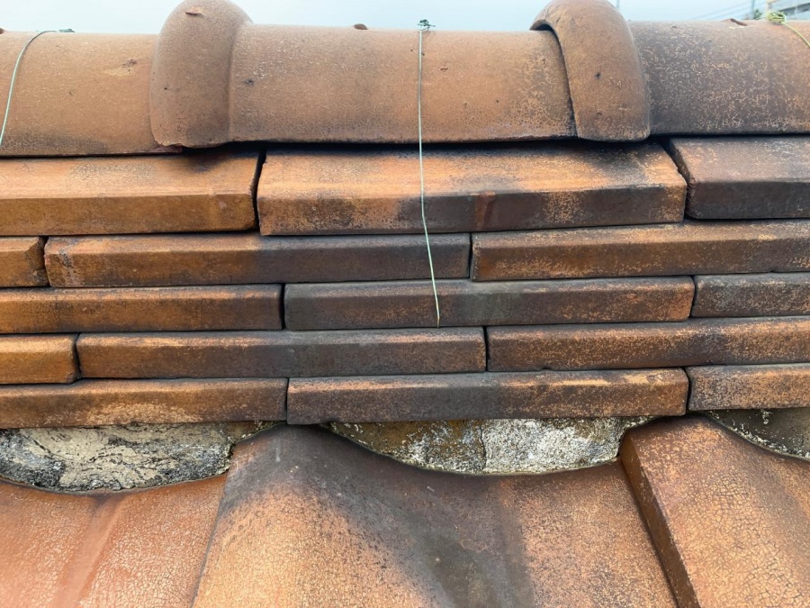 漆喰が黒ずんでいる様子