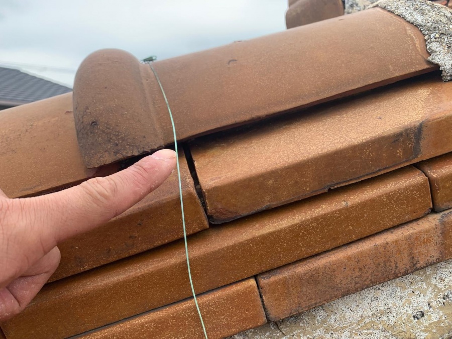 棟瓦に隙間ができている様子