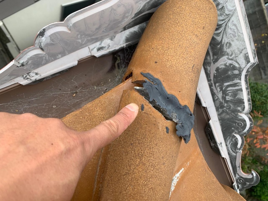 瓦屋根が割れている様子