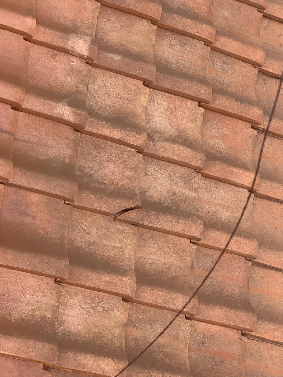 瓦屋根が割れている様子