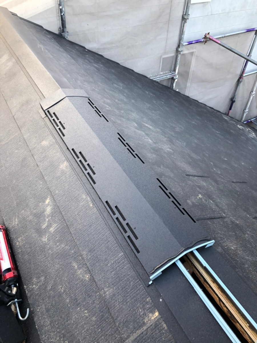 神戸市での換気棟取り付けで本体を被せていきます