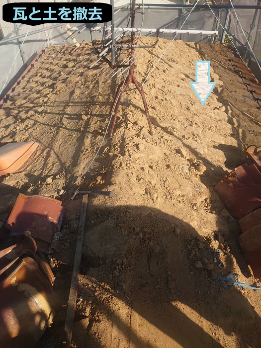 神戸市垂水区で面積40㎡半切妻の大屋根葺き替え工事を行う現場で瓦撤去