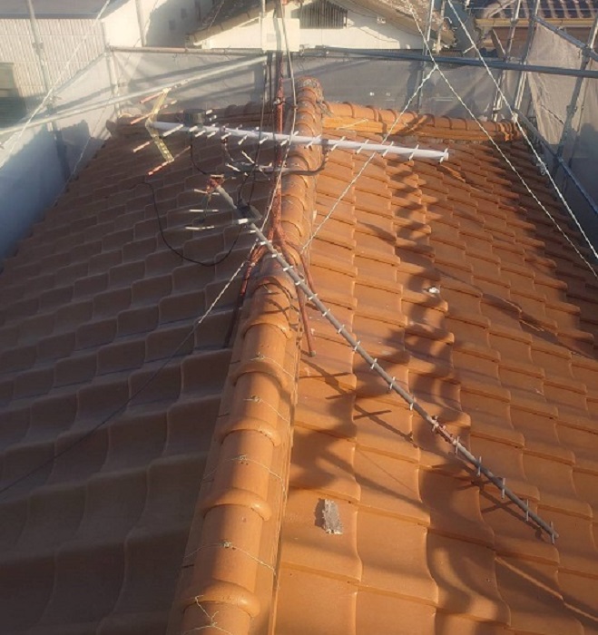 神戸市垂水区で面積40㎡半切妻の大屋根葺き替え工事を行う現場の施工前