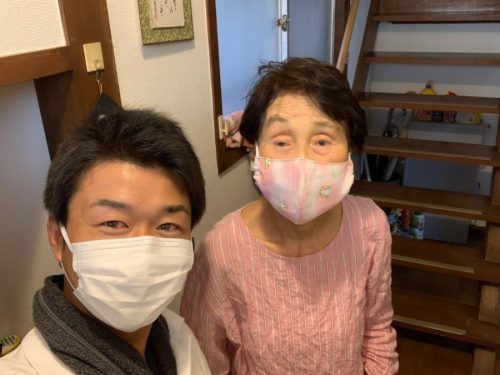 瓦屋根リフォーム工事を行ったお客様との写真