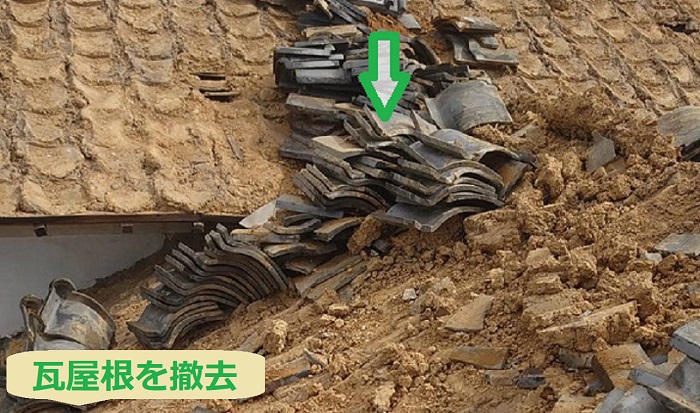 加古郡稲美町で面積120㎡入母屋造りの屋根葺き替え工事を行う現場で瓦屋根撤去