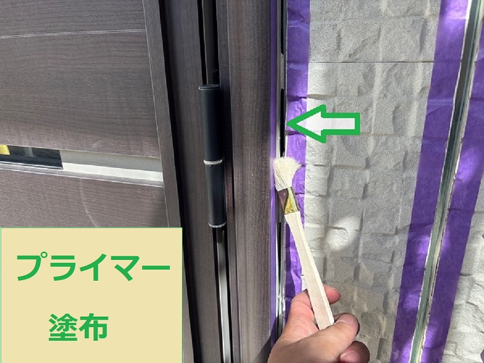 西宮市で外壁窯業サイディングの目地建具廻りのシール打ち替えを行う現場でプライマー塗布