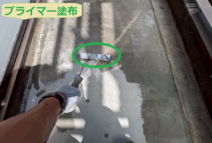 神戸市長田区でバルコニー4か所のウレタン防水密着工法を行う現場でプライマー塗布