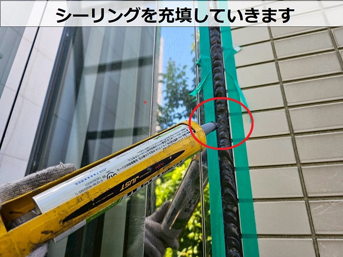 伊丹市でビルの雨漏り補修として外壁タイル目地のシーリング打ち替えを行った現場でシーリング充填