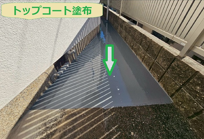 明石市でガレージ上の防水工事としてサラセーヌを使用する現場でトップコート塗布