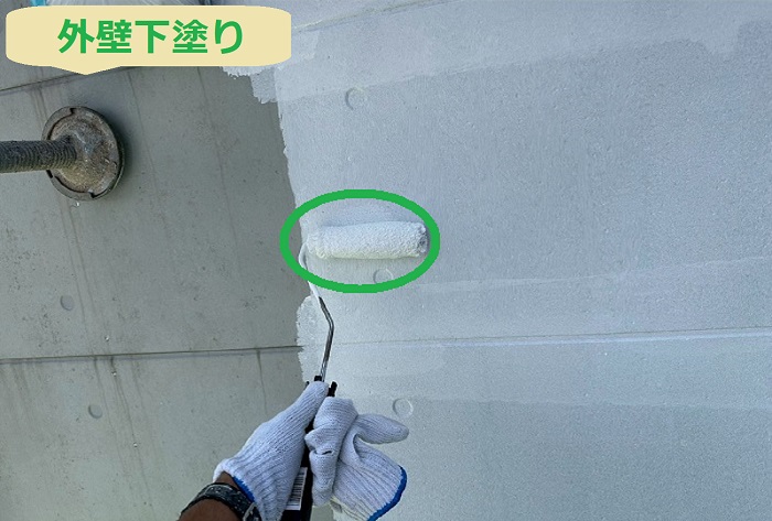 芦屋市で外壁塗り替えを行う現場で外壁下塗