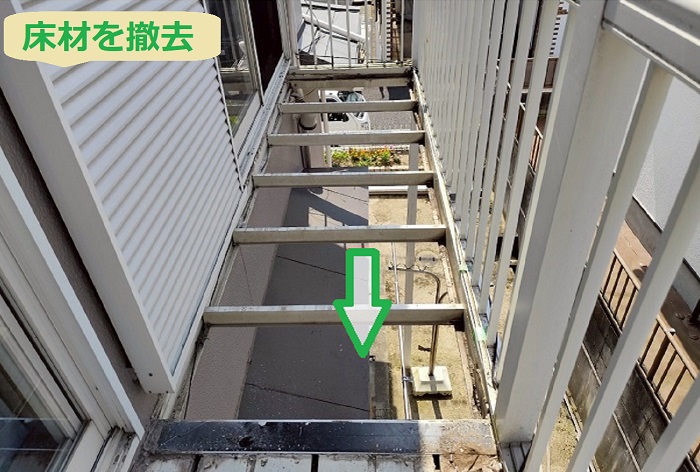 神戸市垂水区で面積5㎡の2階部分ベランダ床を貼り替える現場で撤去作業