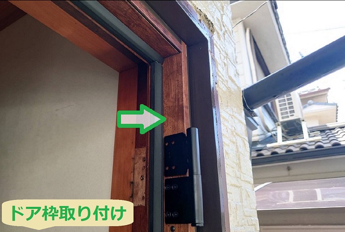 神戸市須磨区で玄関ドアカバー工法にリシェント玄関ドア３　高断熱仕様手動親子R　４１N型を使用する現場でドア枠取り付け