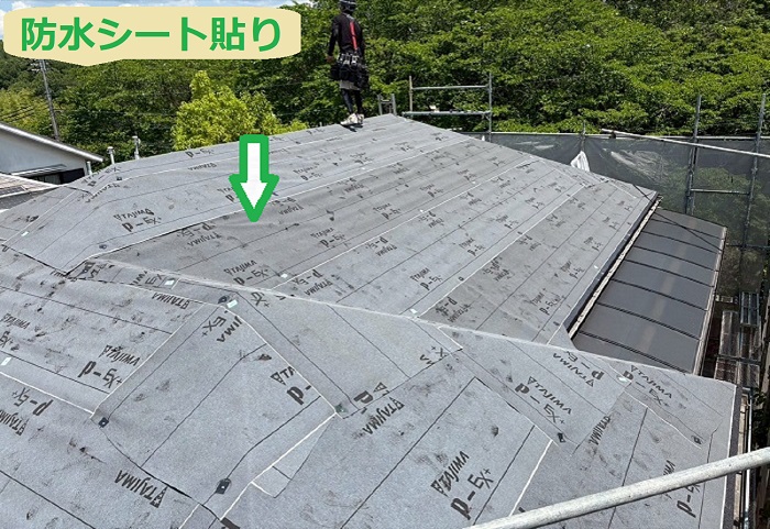 たつの市で面積96平米の屋根重ね葺き工事を行う現場で防水シート貼り