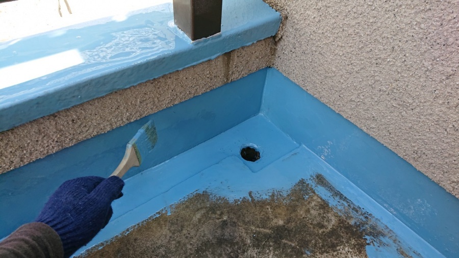 淡路市で雨漏り修理で中塗りしている様子