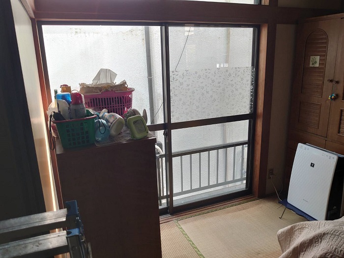 神戸市垂水区での内窓工事で先進的窓リノベ２０２５年の補助金を申請を行い工事を行う前の掃き出し窓