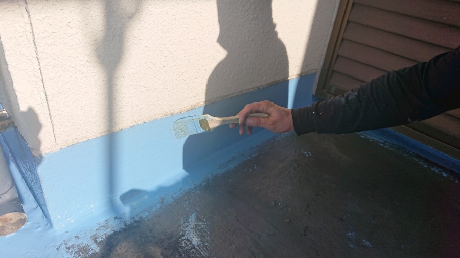 神戸市兵庫区で行ったベランダ防水工事で立ち上がり部分をウレタン防水している様子