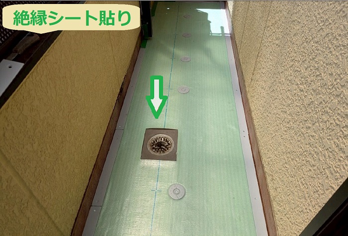 神戸市中央区でハウスメーカー戸建ての塩ビシート防水を改修する現場で絶縁シート貼り