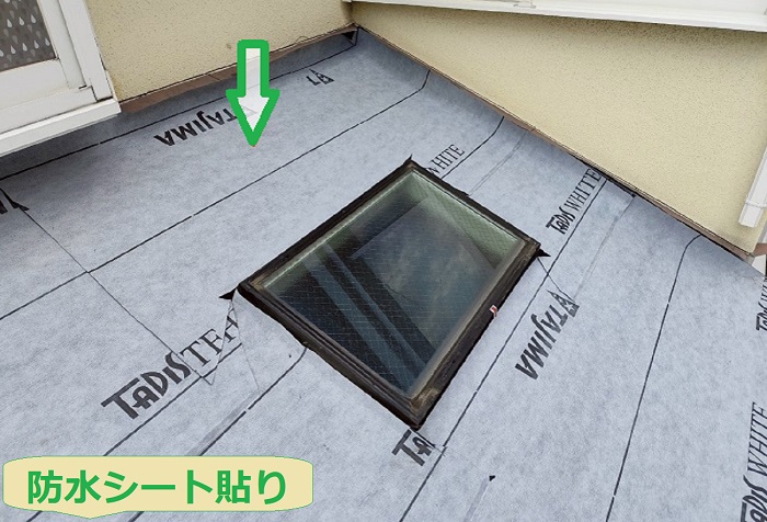 伊丹市で富士スレートのフレンチを使用して屋根貼り替えを行う現場で防水シート貼り