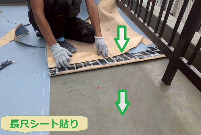 加古郡播磨町でオルタックエースを使用して車庫上防水工事を行う現場で長尺シート貼り